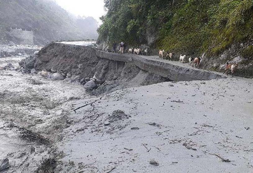 बाढीपहिराले सडकमा रु ८० करोडको क्षति